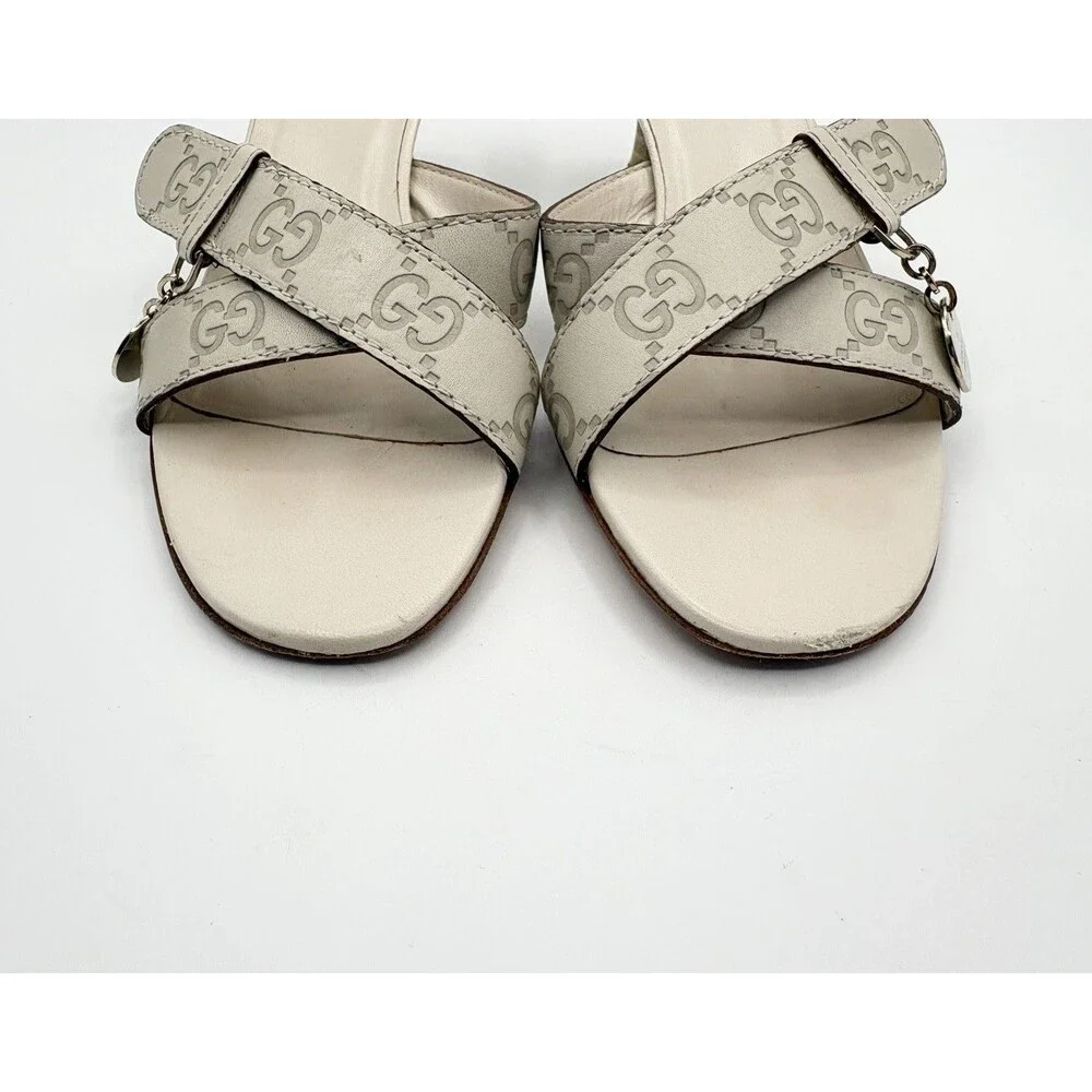 Gucci White Leather Kitten Heels Embossed GG Logo Accent & Charm Y2K Size EU 37